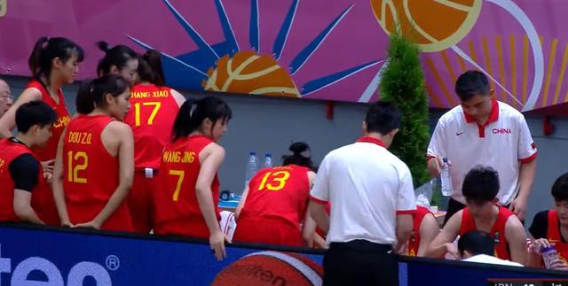队员受伤请求换人，中国女篮外教竟然无动于衷，网友：赶紧滚蛋！(2)