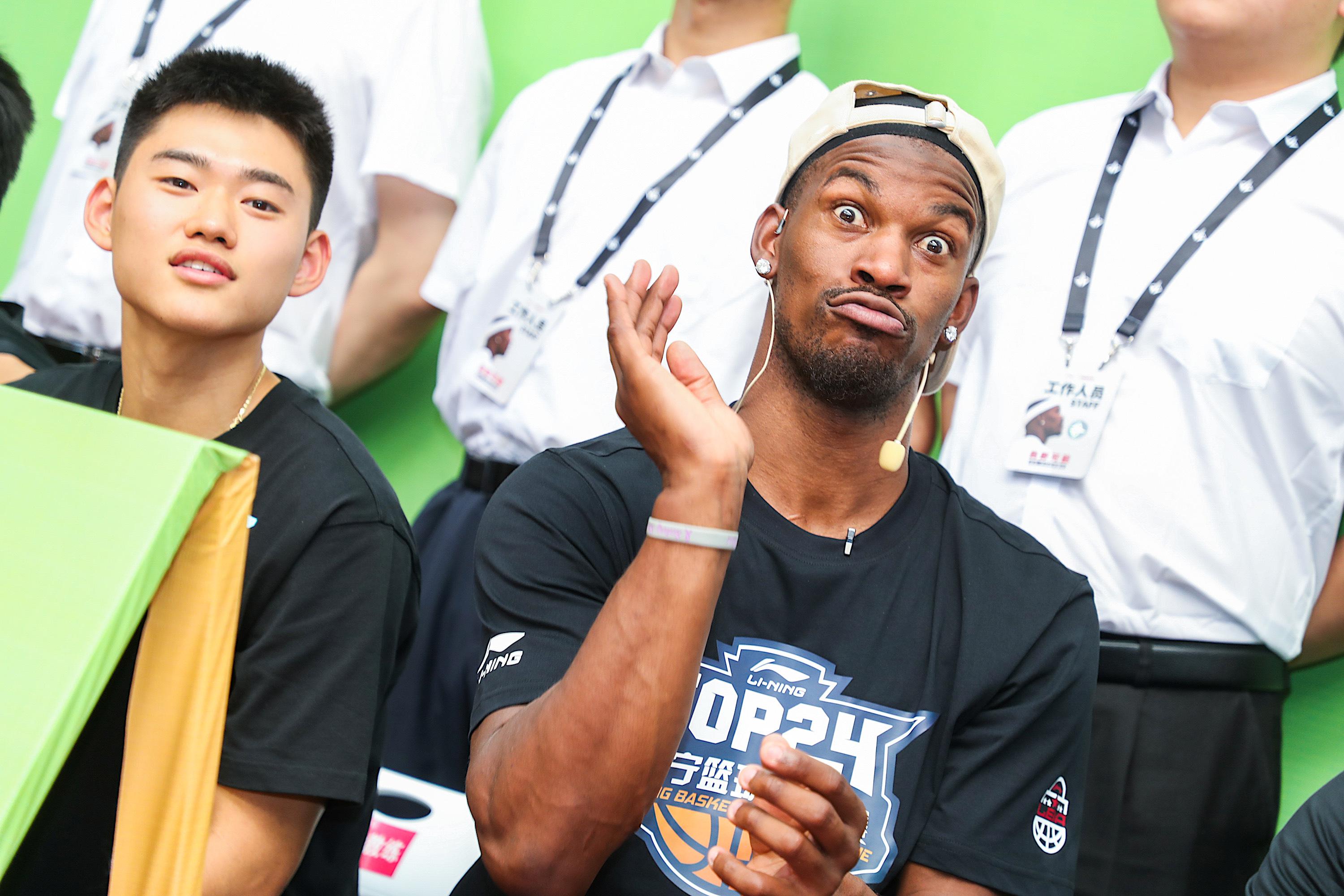 昨天的重庆站，巴特勒到篮球精英赛现场观赛，又当教练又充当气氛组，搞怪小能手[嘻嘻(2)