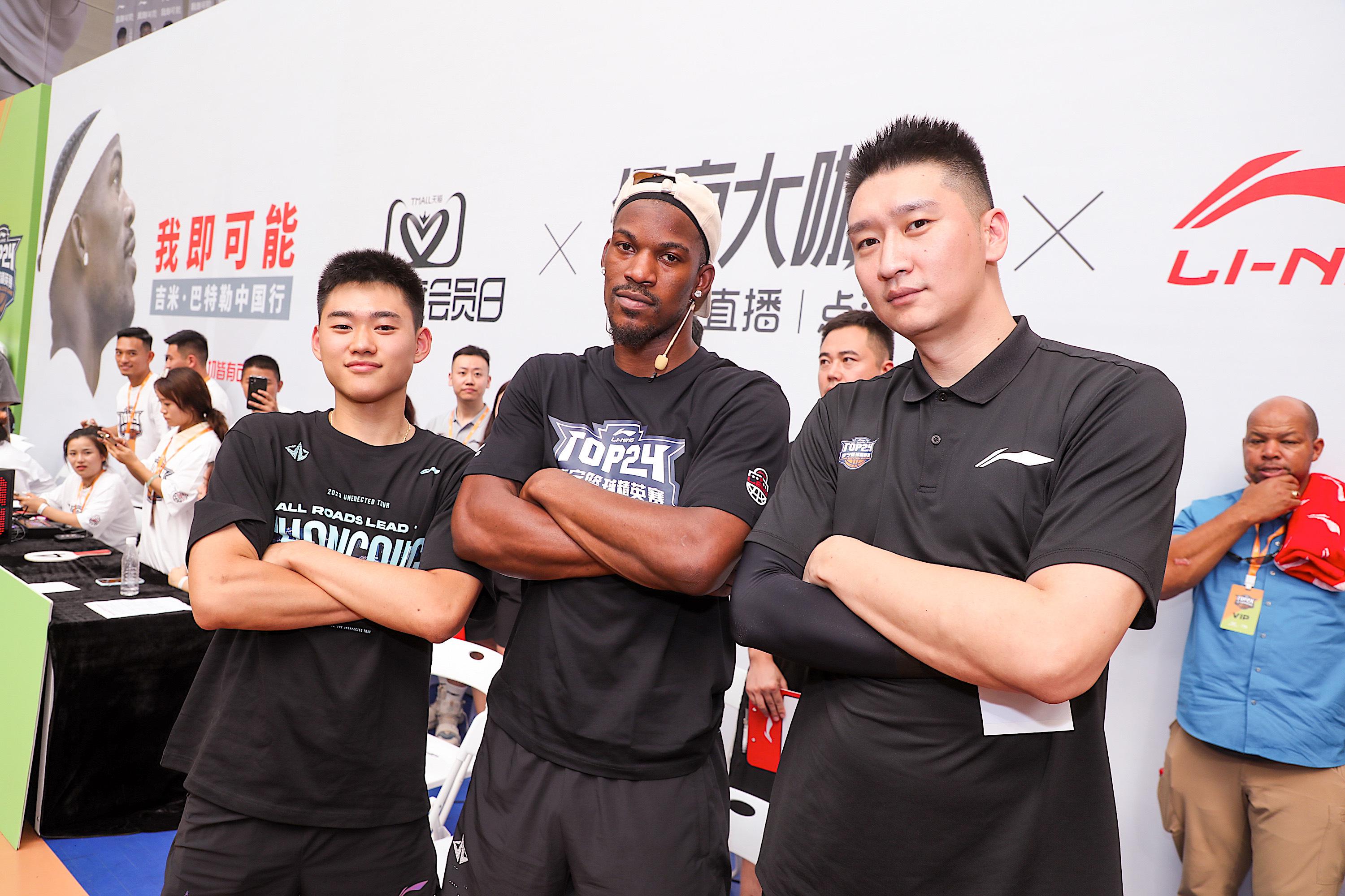 昨天的重庆站，巴特勒到篮球精英赛现场观赛，又当教练又充当气氛组，搞怪小能手[嘻嘻(3)