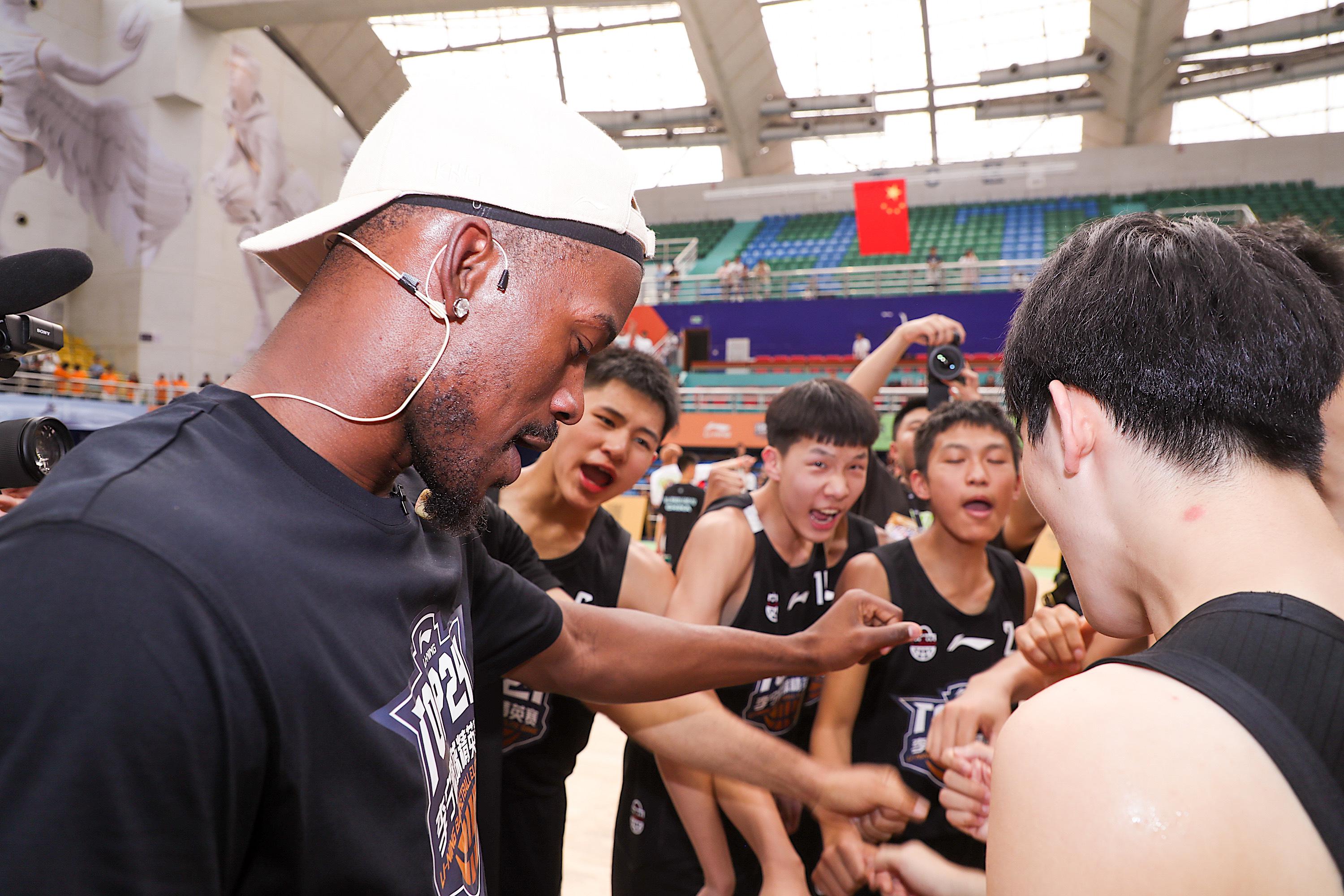 昨天的重庆站，巴特勒到篮球精英赛现场观赛，又当教练又充当气氛组，搞怪小能手[嘻嘻(5)