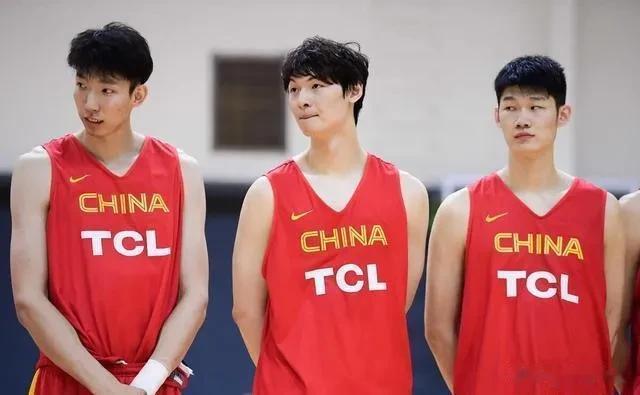 昨晚，中国篮协通过官方微博发布最新消息，宣布中国男篮集训名单调整的通知，引发球迷(3)