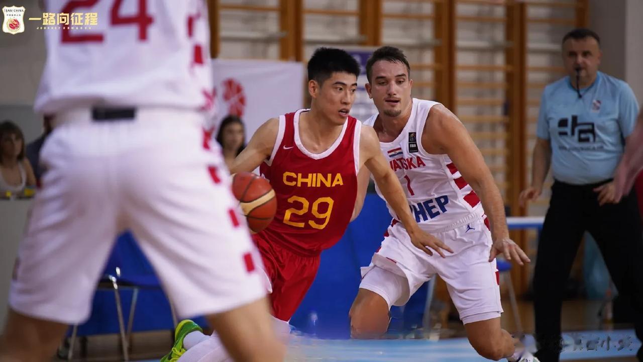 昨晚，中国篮协通过官方微博发布最新消息，宣布中国男篮集训名单调整的通知，引发球迷(4)