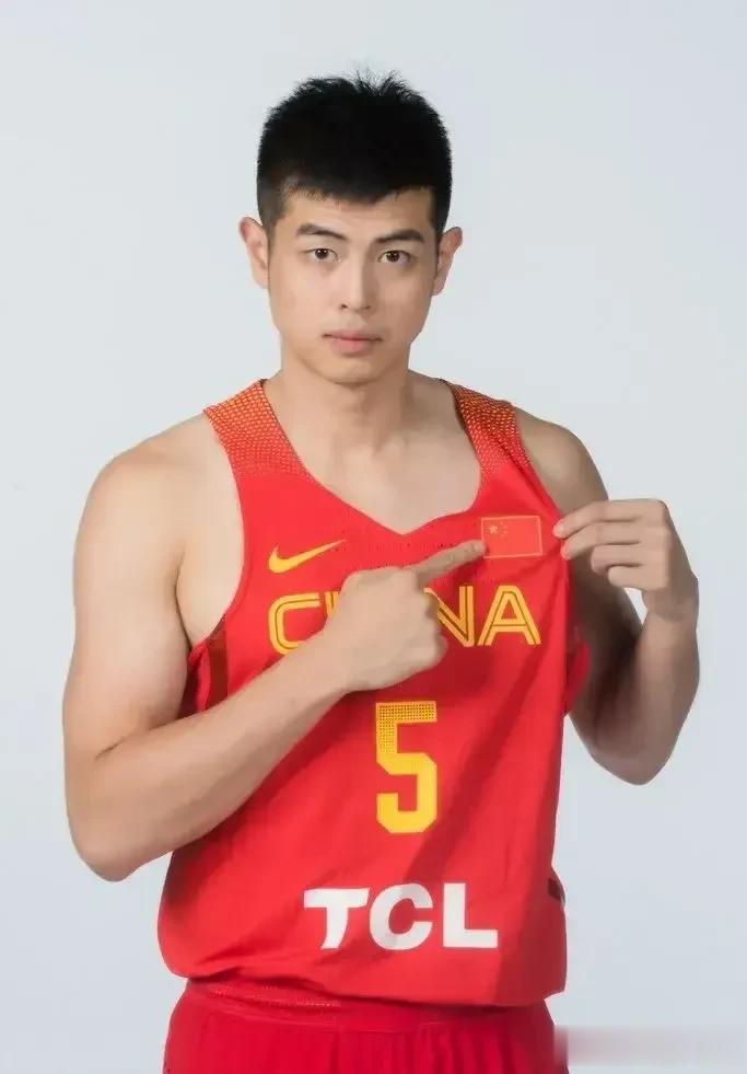 昨晚，中国篮协通过官方微博发布最新消息，宣布中国男篮集训名单调整的通知，引发球迷(5)