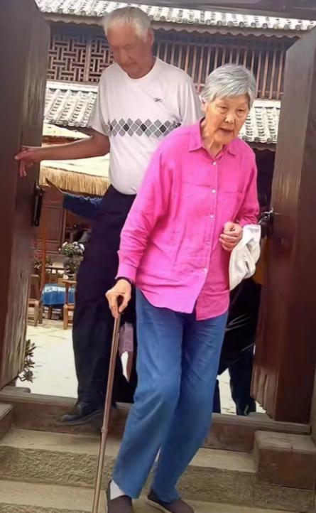 43岁姚明公开现身！坐着和其他人站着一样高，74岁母亲拄拐杖行动艰难(5)
