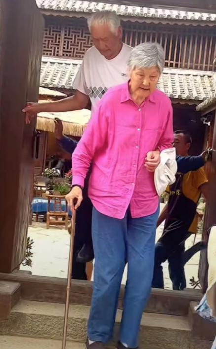 43岁姚明公开现身！坐着和其他人站着一样高，74岁母亲拄拐杖行动艰难(6)