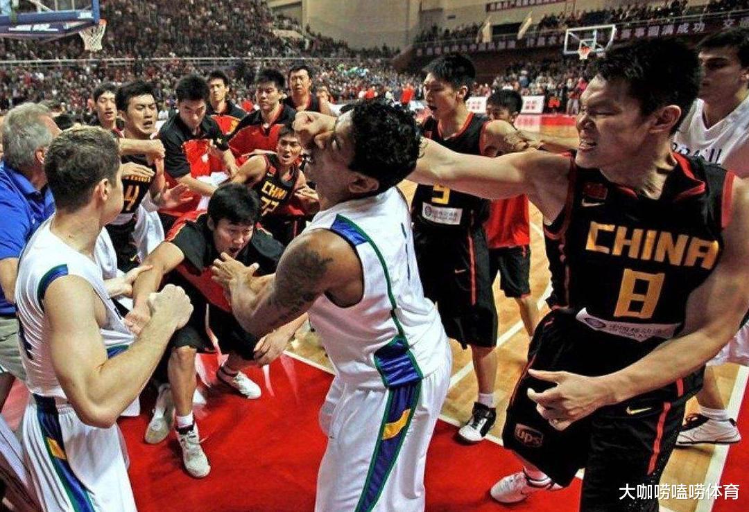 干得漂亮！中美篮球赛爆发冲突，特警进场逼退美国队，引全场欢呼(4)