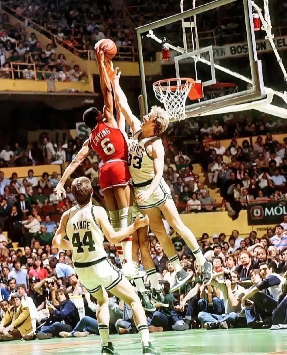 朱丽叶斯·欧文是NBA历史上第一位真正在篮筐上打球的外线球员，他的最大贡献就在于(1)