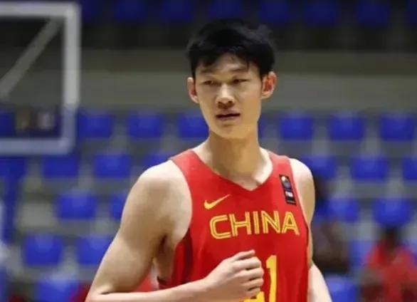 接管中国男篮的恐怕不是周琦，而是他！

今天凌晨，中国男篮在对阵佛得角的比赛中中(1)