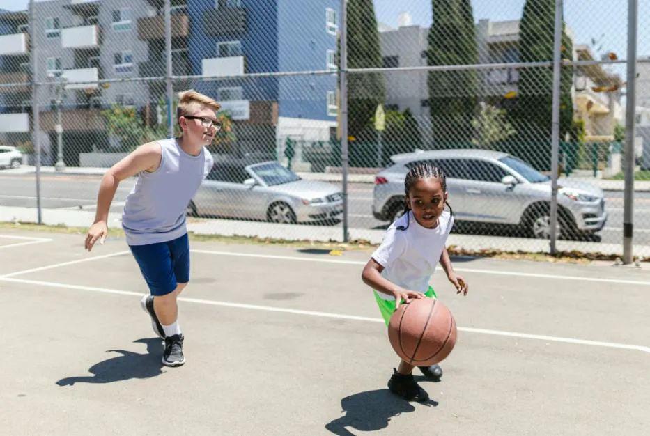 打篮球对儿童青少年的十大好处！(1)