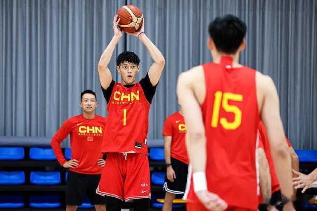 中国男篮花费很多力量帮助曾凡博治疗腰伤(1)