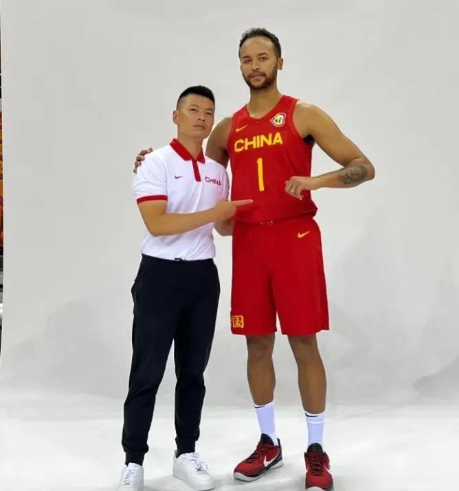 中国男篮大战塞尔维亚！
李凯尔终于要在中国主场亮相了，
中国男篮结束了欧洲的拉练(1)