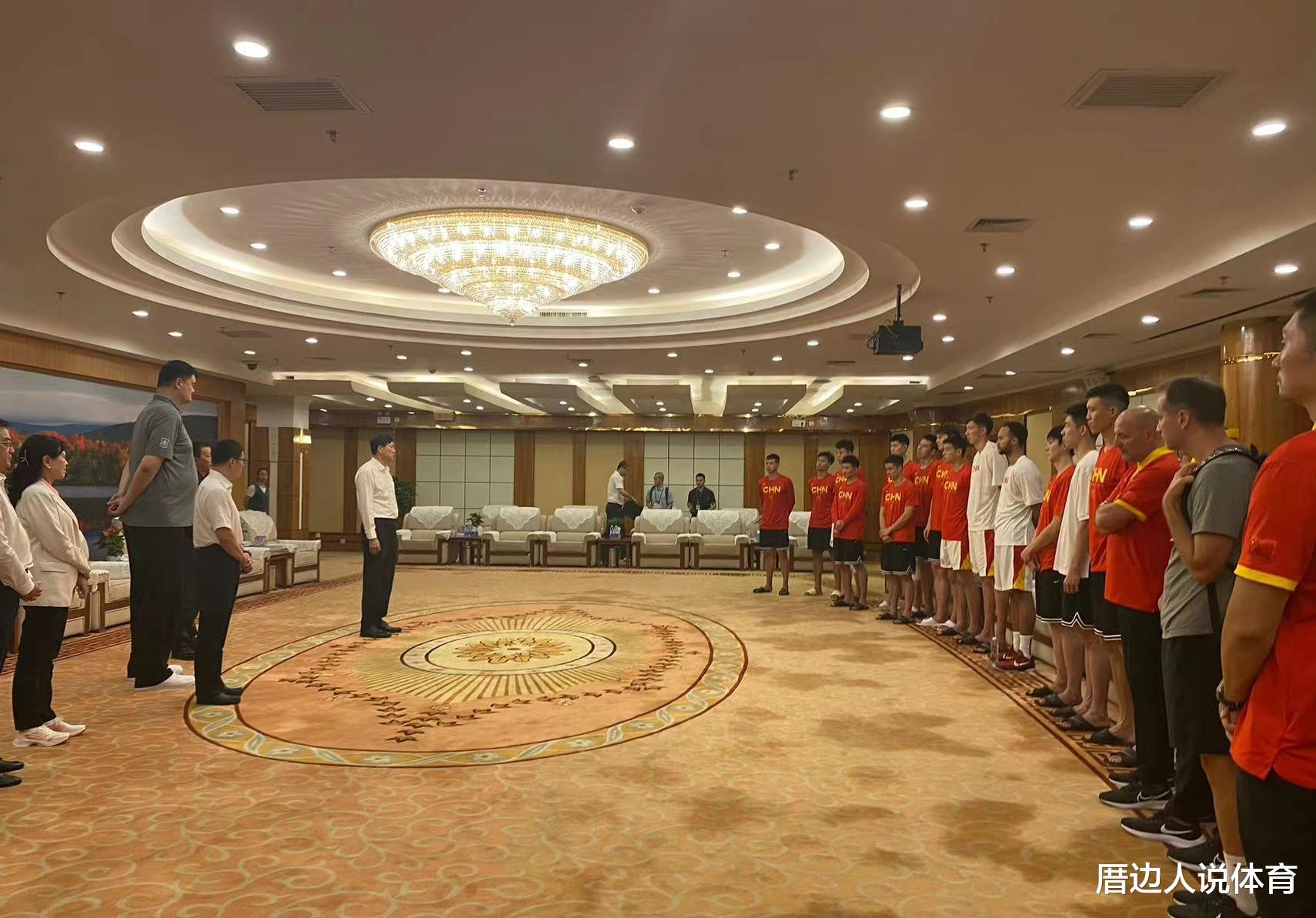 高规格！中国男篮被接见李凯尔C位抢镜 全队聆听训话姚明站一旁(1)