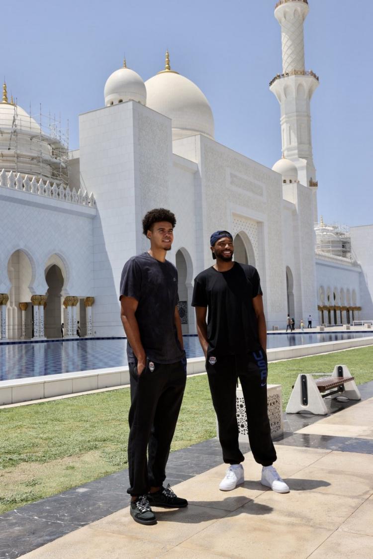 在阿布扎比连克希腊&德国！美国男篮今天参观了当地的清真寺(2)