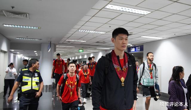 男篮抵达菲律宾！球员身体疲惫取消首训 3天后首秀迎战塞尔维亚(2)