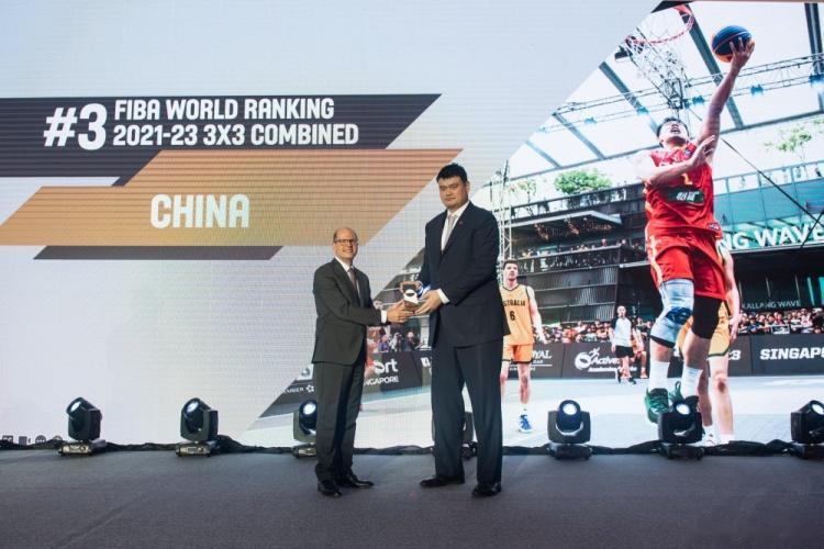 中国篮球21-23年综合排名世界第三 姚明在FIBA代表大会上领奖(1)