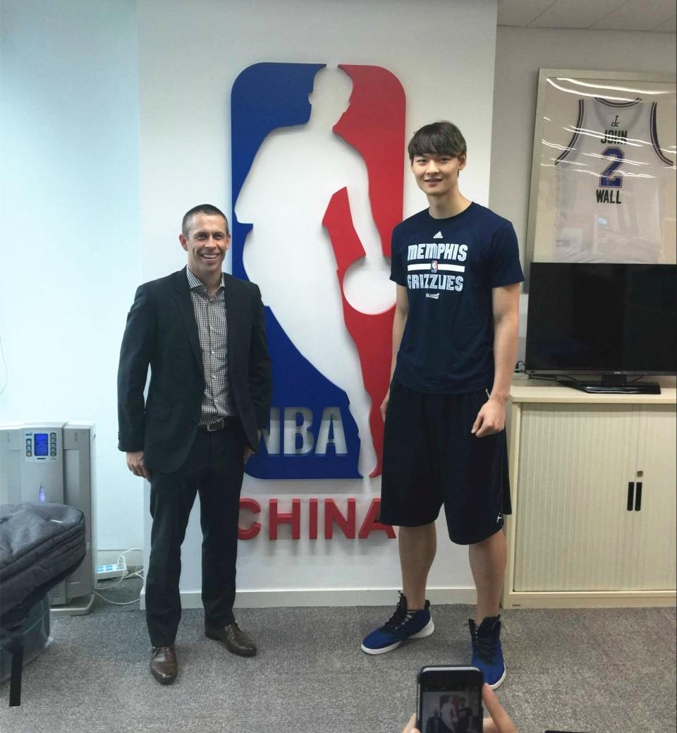 王哲林在2016年被NBA灰熊队选中，当时为何他拒绝前往？(2)