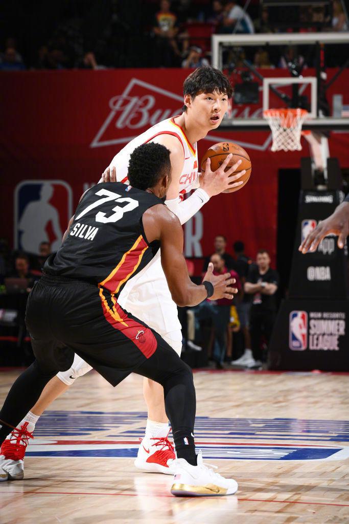 王哲林在2016年被NBA灰熊队选中，当时为何他拒绝前往？(3)