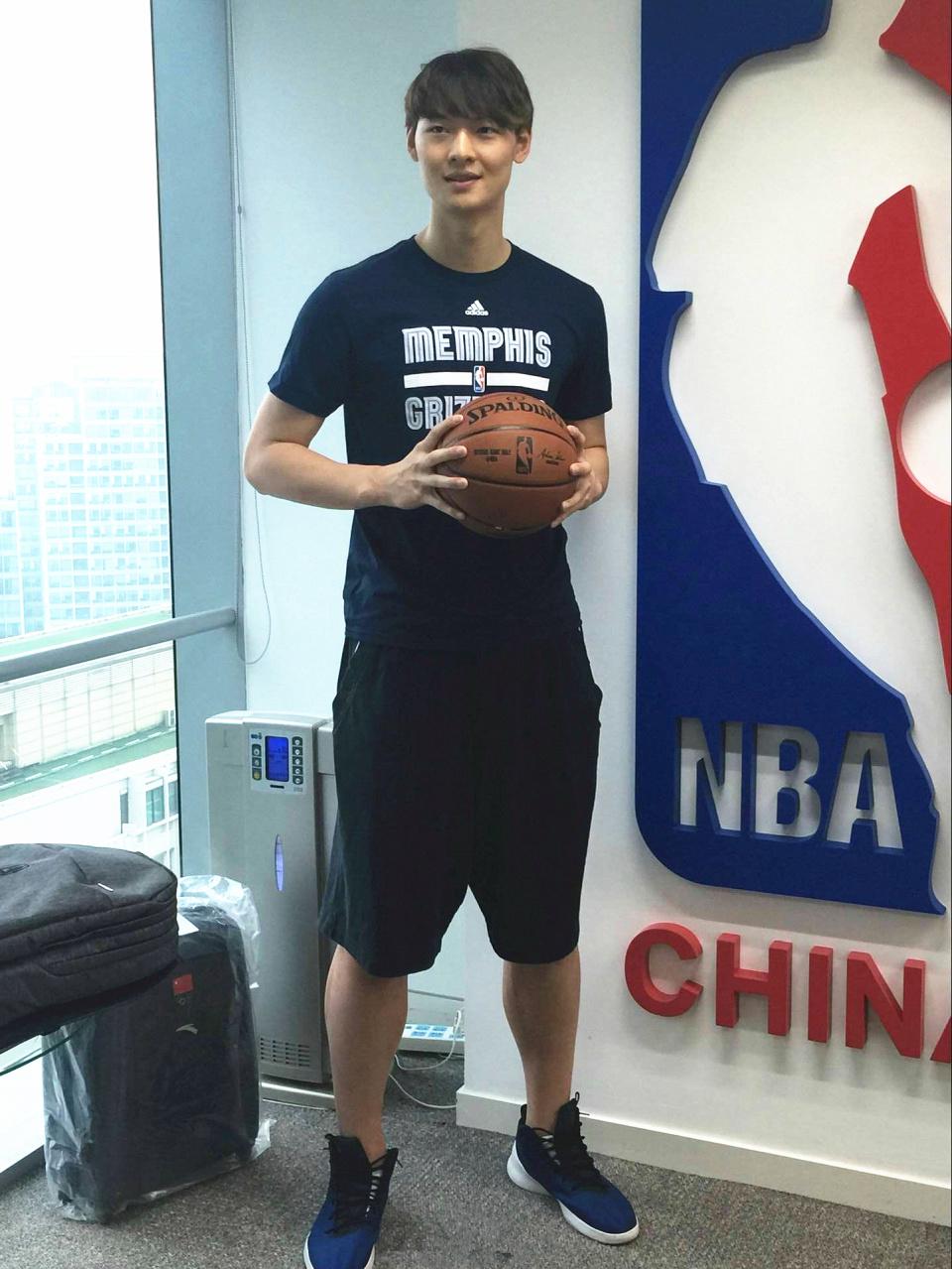 王哲林在2016年被NBA灰熊队选中，当时为何他拒绝前往？(8)