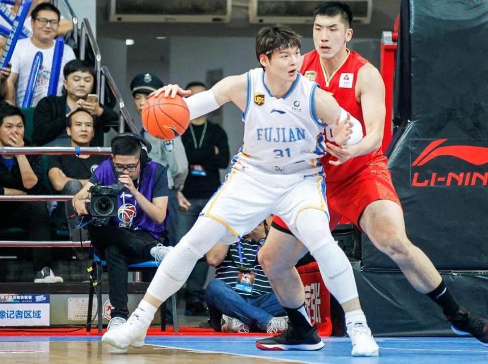 王哲林在2016年被NBA灰熊队选中，当时为何他拒绝前往？(9)