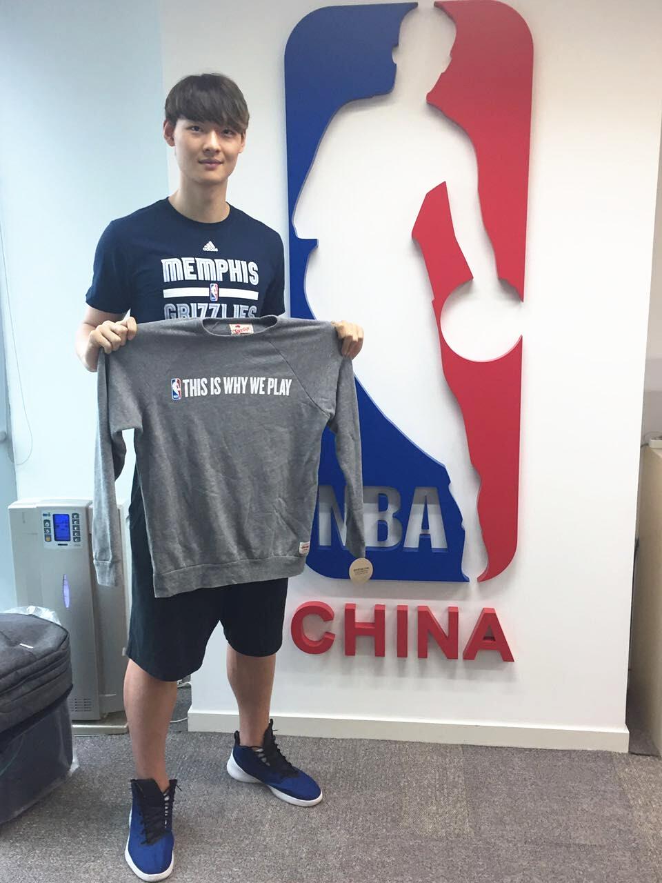 王哲林在2016年被NBA灰熊队选中，当时为何他拒绝前往？(10)