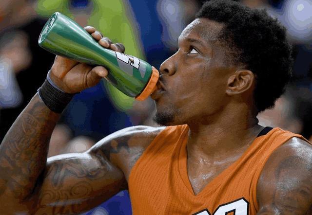 NBA比赛中，球员休息喝的什么饮料，詹姆斯的蓝色大瓶水是什么！(1)