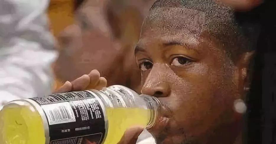 NBA比赛中，球员休息喝的什么饮料，詹姆斯的蓝色大瓶水是什么！(2)
