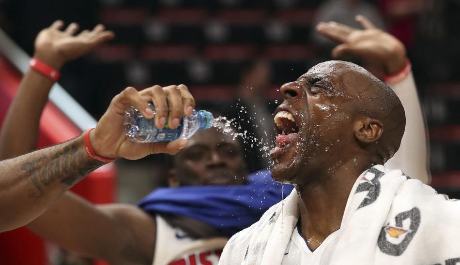 NBA比赛中，球员休息喝的什么饮料，詹姆斯的蓝色大瓶水是什么！(3)