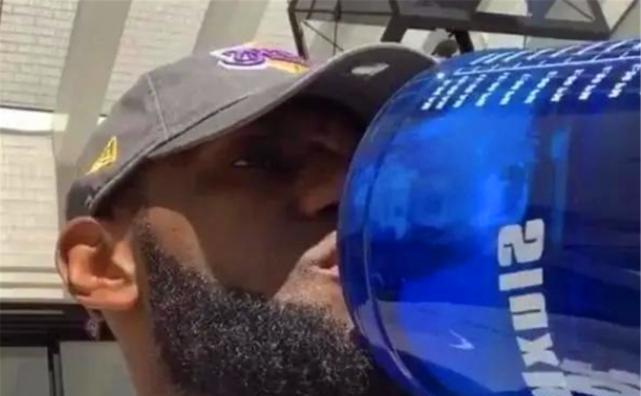 NBA比赛中，球员休息喝的什么饮料，詹姆斯的蓝色大瓶水是什么！(5)