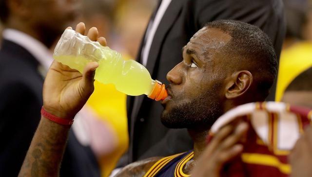 NBA比赛中，球员休息喝的什么饮料，詹姆斯的蓝色大瓶水是什么！(6)
