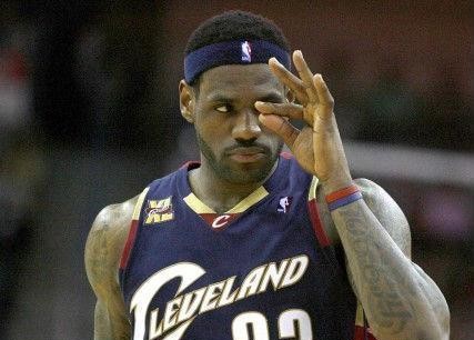 NBA九大被禁止的庆祝动作：韦德创立的动作太血腥，穆大叔摇手指(6)