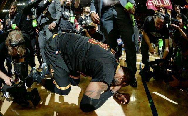 NBA历史六大泪目瞬间：罗斯50分之夜，詹姆斯夺冠后跪地痛哭！(3)