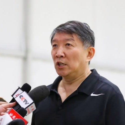 前中国男篮主教练宫鲁鸣指导对老乔的排兵布阵持有异议(1)