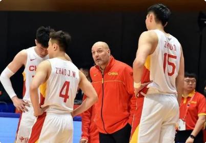 中国男篮备战亚运会，施罗德点评后卫，塞尔维亚主将称赞胡明轩(6)