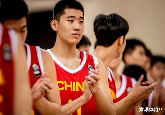 14分10篮板！中国男篮新星大爆发，16岁2米06，未来让人期待(1)