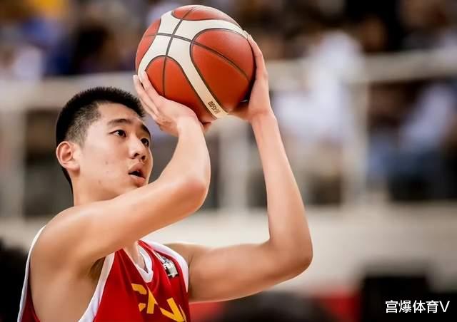 14分10篮板！中国男篮新星大爆发，16岁2米06，未来让人期待(2)