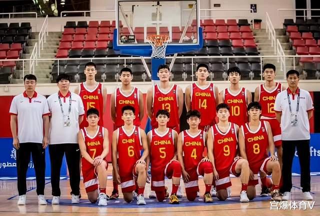 14分10篮板！中国男篮新星大爆发，16岁2米06，未来让人期待(3)