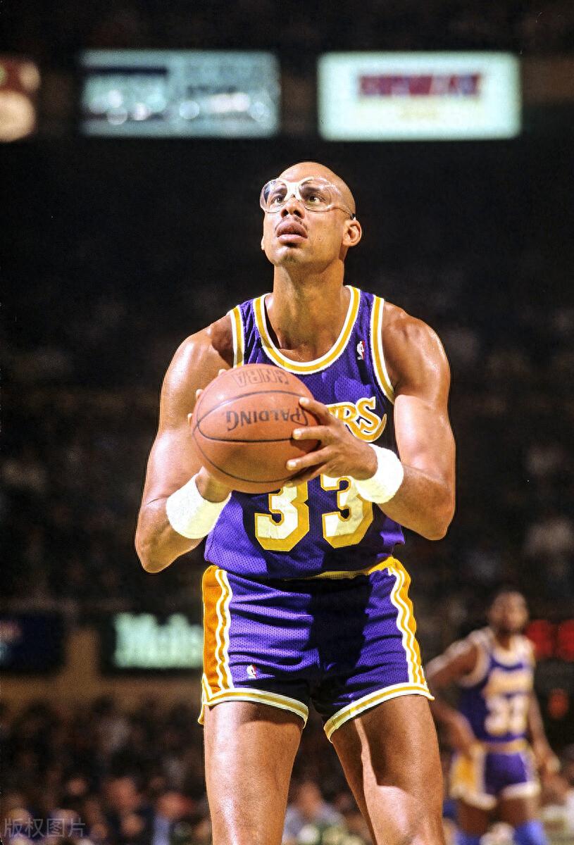 你最敬仰的NBA巨星是谁？解析历史前十传奇球员的成就(8)