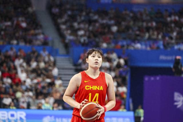 中国女篮104-60中华台北 球员点评：3人满分，李月汝惊艳 2人不达标(2)
