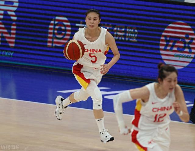 中国女篮104-60中华台北 球员点评：3人满分，李月汝惊艳 2人不达标(4)