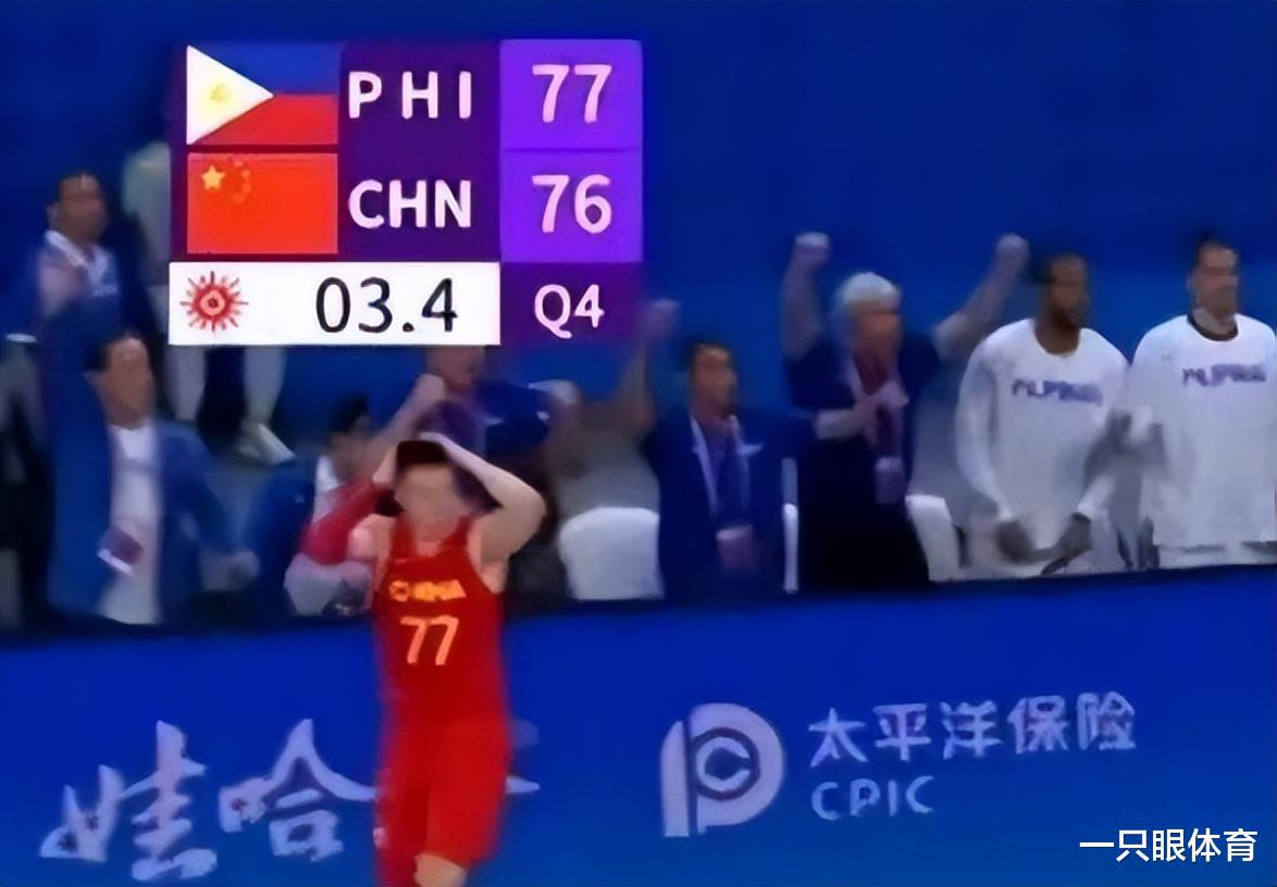 最后3.4秒！中国男篮没人造犯规，张镇麟竟抱头认输，太业余了(1)