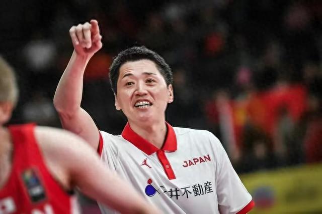 日本女篮输球，主教练恩冢亨发声：祝贺中国队，她们非常优秀！(1)