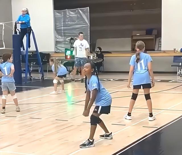 天赋！詹皇9岁女儿打排球连续得分 老詹观战直乐(2)