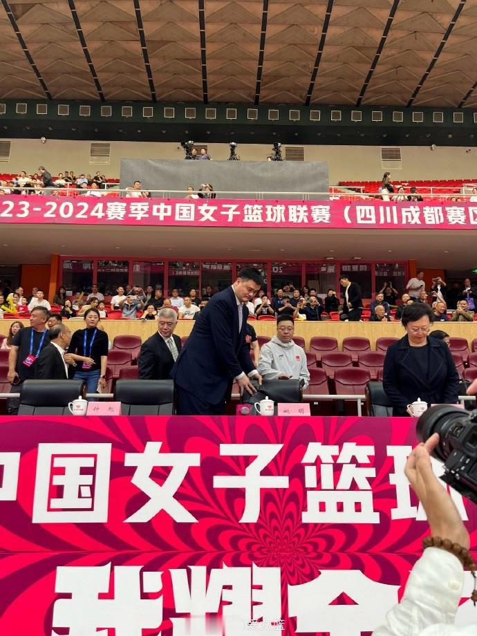 中国篮协主席姚明&副主席徐济成现场观看WCBA揭幕战(1)
