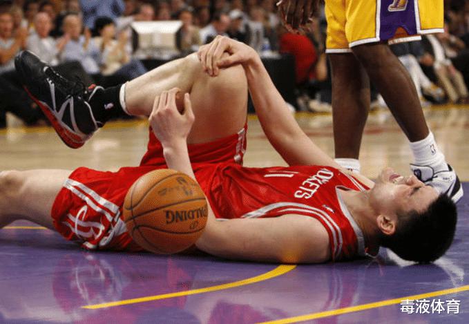 中国篮球那些被伤病困扰导致状态下滑甚至退役的球员(1)