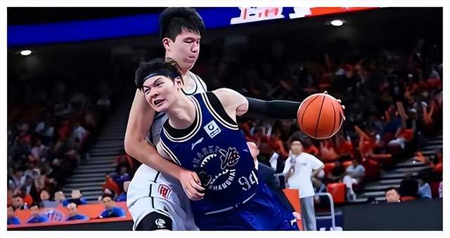 青岛篮球的未来, 中国男篮的未来！18岁杨瀚森提升技术未来可期(2)