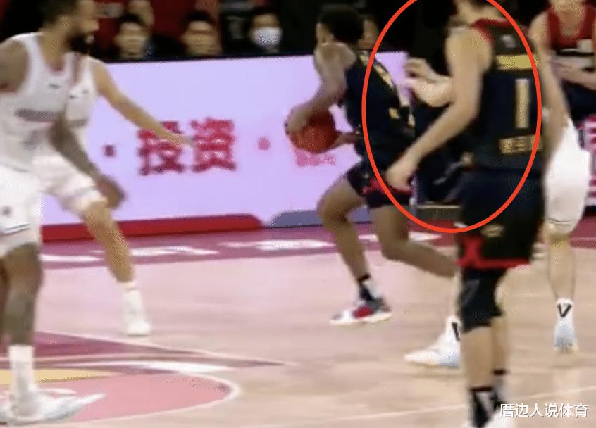 中国篮球恶劣一幕 输急眼怒推外援致对手膝盖受伤 被直接驱逐离场(3)