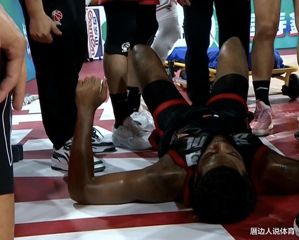 中国篮球恶劣一幕 输急眼怒推外援致对手膝盖受伤 被直接驱逐离场(4)