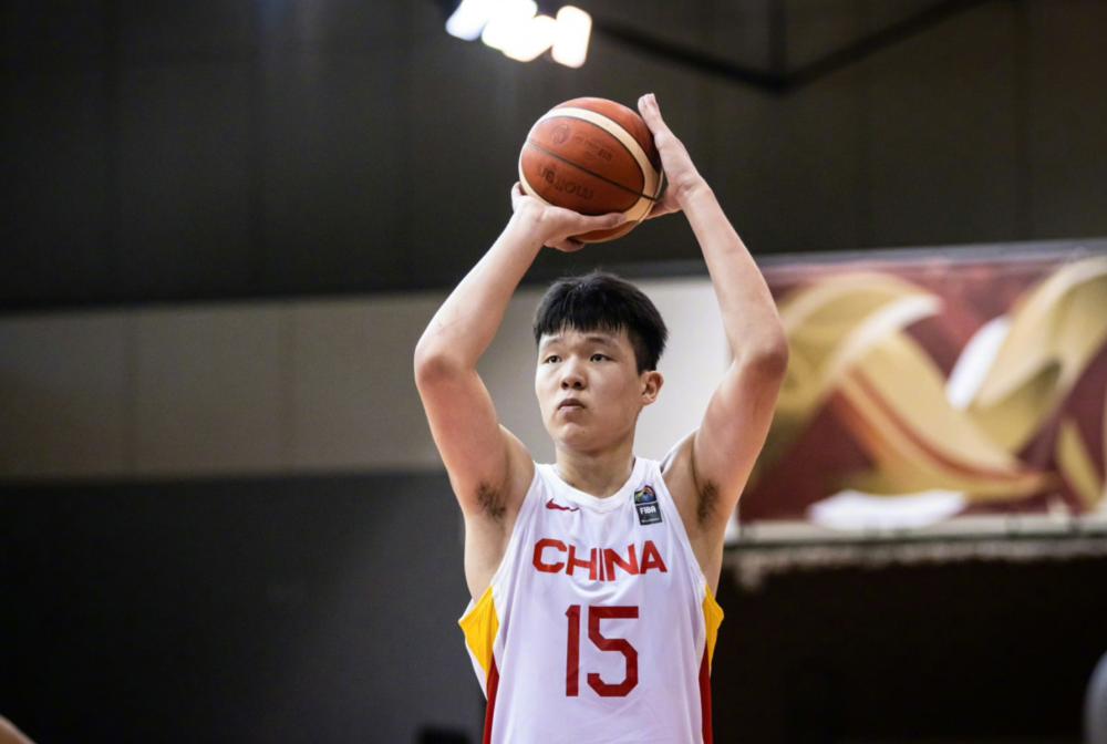 杨瀚森第一年打CBA，已经成为一线中锋，能冲击NBA的中国球员，前途不可限量(2)