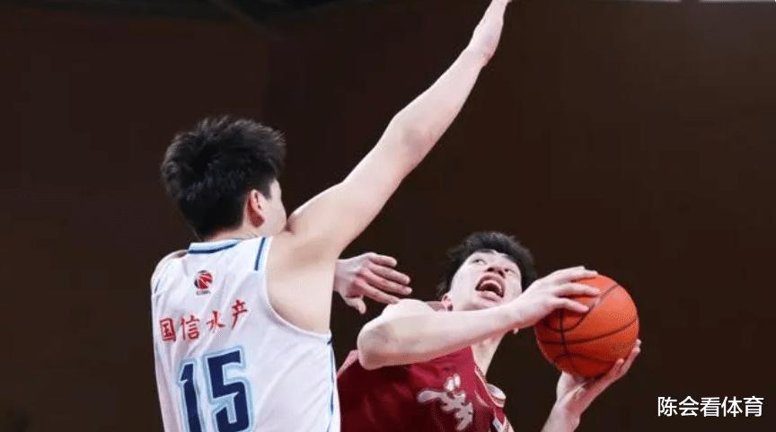 中国篮球又一巨星崛起：19分15篮板6助攻，余嘉豪打爆杨瀚森(3)