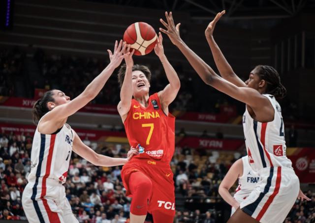 进攻低迷仅1人得分上双 中国女篮32分惨败法国(1)
